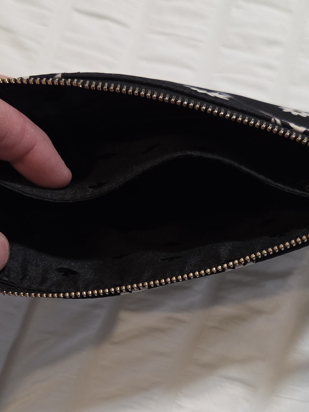 kate spade Black and White Daisy Zip Wristlet - Picture 8 of 10
